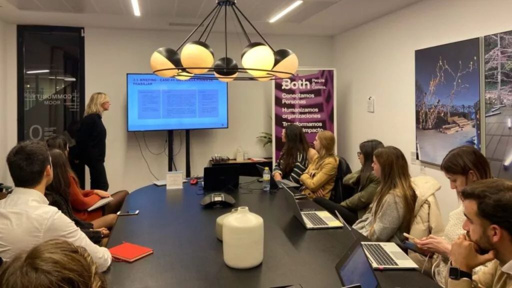 Foto de Both People & Comms 3