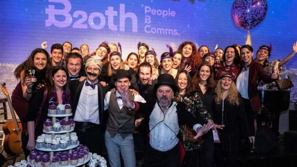 Foto de Both People & Comms 4