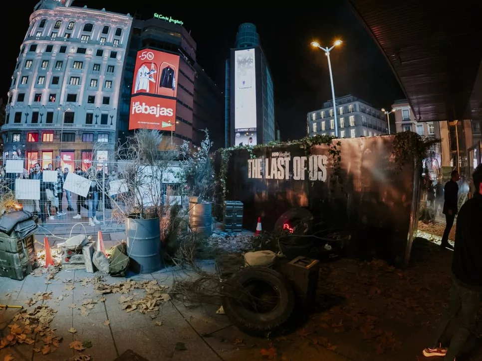 Viene el buen tiempo, y con ello, los eventos en plena calle tienen más sentido que nunca. Te traemos algunos ejemplos (a modo de inspiración) divertidos y originales que hemos visto recientemente como la “salchicha corredora” en la San Silvestre Vallecana, el desfile histórico de Puy du Fou en la Plaza de Colón de Madrid, o la réplica de la habitación de un streamer famoso en Nuevos Ministerios. 