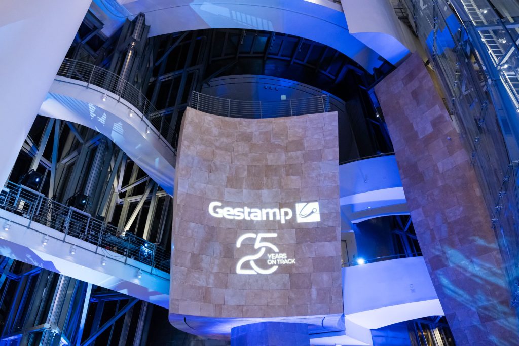El Guggenheim se transforma por el 25 aniversario de Gestamp