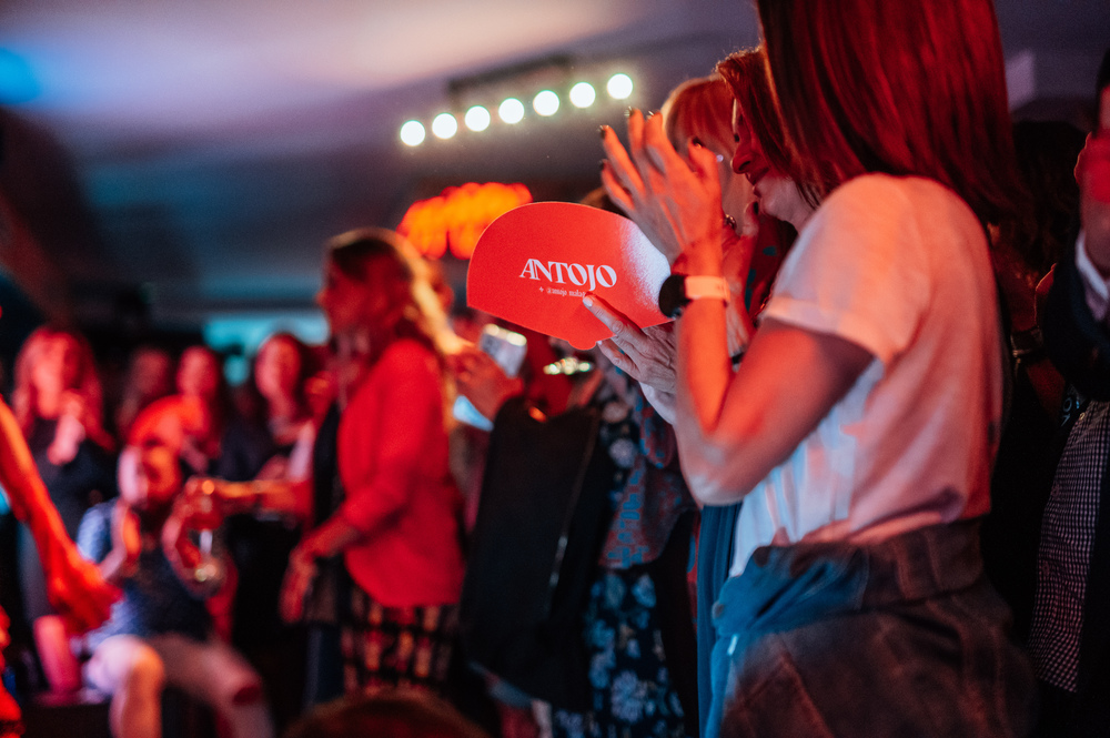 El pasado 6 de junio se inauguró este nuevo espacio multifuncional ubicado en pleno barrio del Soho en el centro de Málaga. Al evento acudieron más de 100 profesionales del sector MICE, turístico y cultural, que disfrutaron de la gastronomía malagueña y del show flamenco creado por el propio espacio, llamado ‘Tierra mía’, en homenaje a Málaga. 