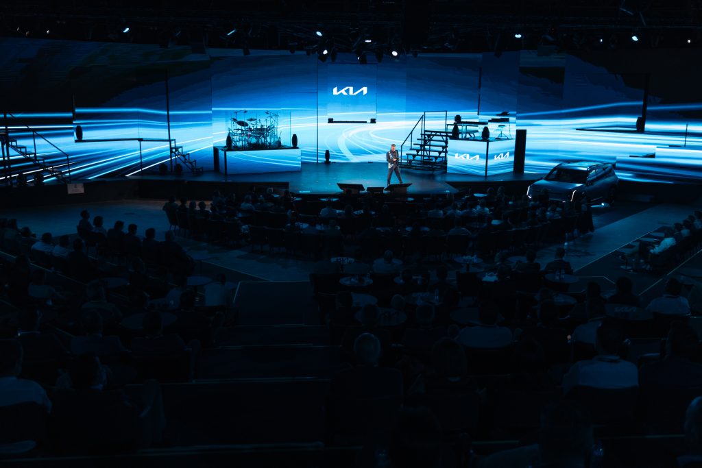 KIA EVolution', un encuentro “futurista” para presentar el nuevo modelo EV9
