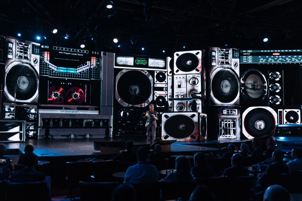 KIA EVolution', un encuentro “futurista” para presentar el nuevo modelo EV9