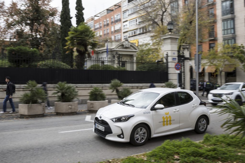 Midas celebra su aniversario con una acción charlando 35 horas en coche por Madrid