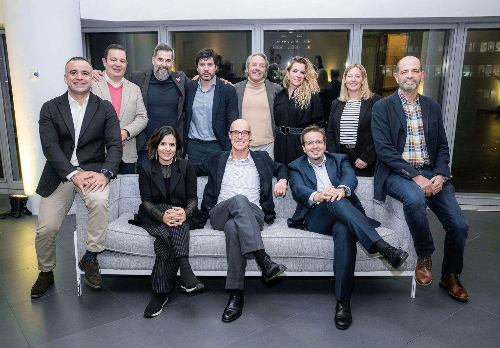 César González, reelegido presidente de AEVEA