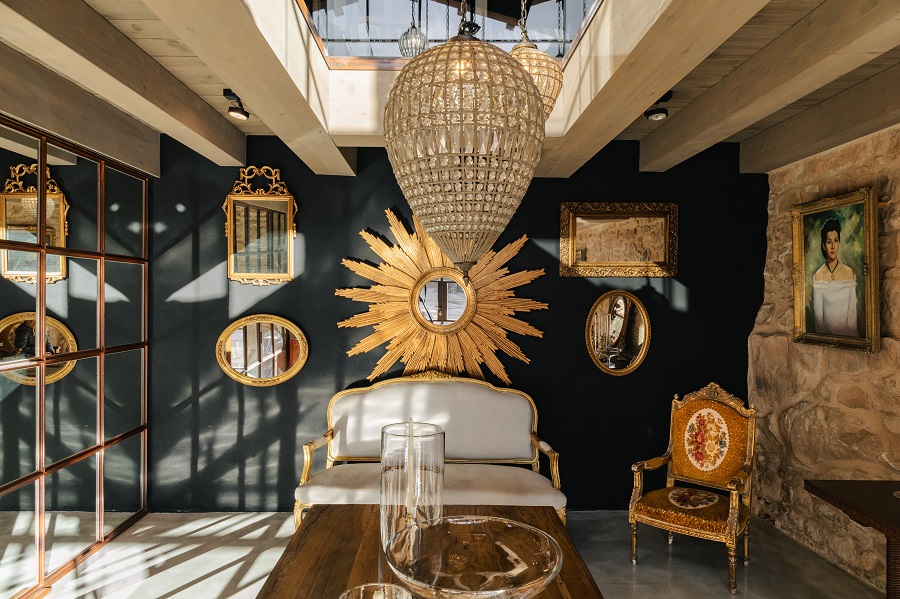 Ubicado en plena naturaleza de la comarca del Solsonès (Lérida) conocida como la ‘comarca de las mil masías’, el hotel La Vella Farga en Lladurs es un ejemplo de la singular arquitectura rural de Cataluña. Inaugurado en el 2015, La Vella Farga, con más de nueve siglos de historia, ha sido meticulosamente restaurado por sus propietarios Martí Angrill y Gemma Ribera, con especial atención al lujo moderno y la gastronomía, en un entorno natural de bosque y prados.