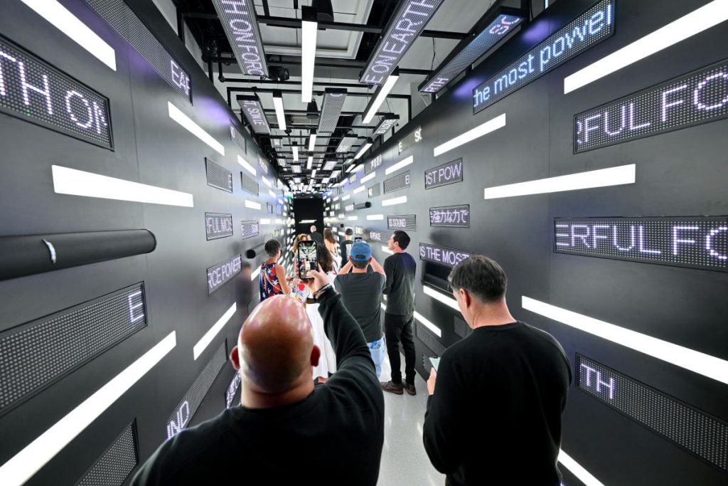 Un túnel de sonido en el evento de lanzamiento de los auriculares Bose en Nueva York