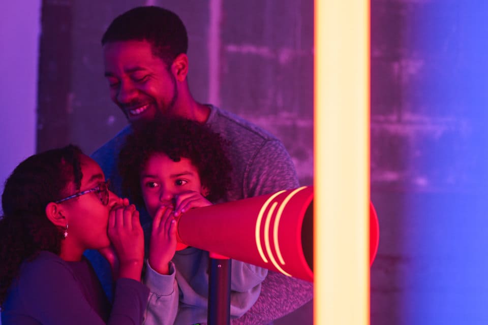 La exposición multisensorial de UNICEF que utiliza los latidos y las voces de los asistentes