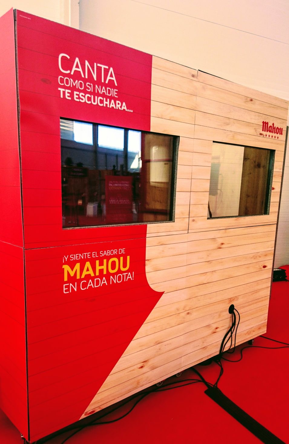 Cabina personalizada para evento de la cerveza Mahou
