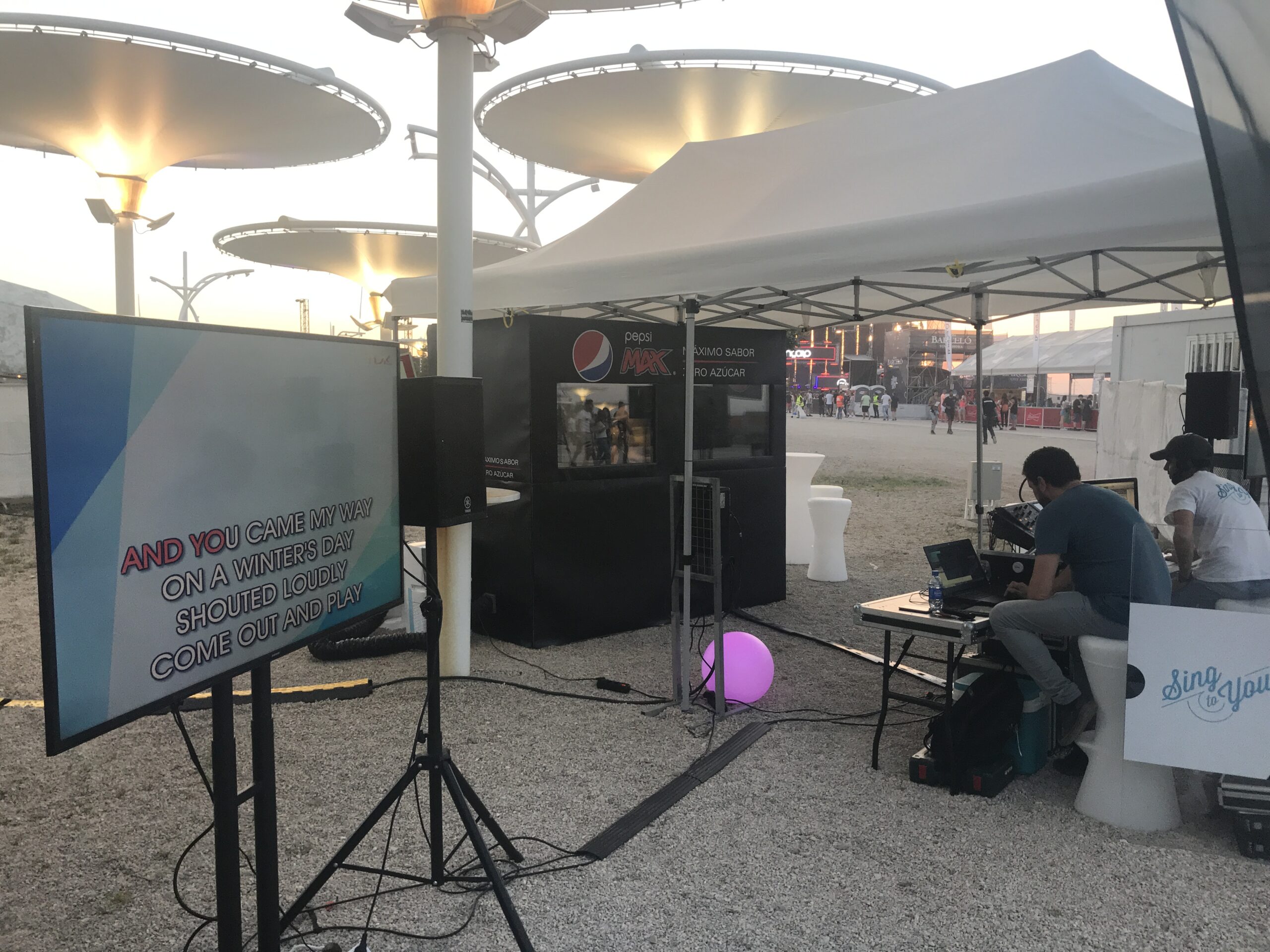 Alrededores de la cabina que permiten a lo demás asistentes