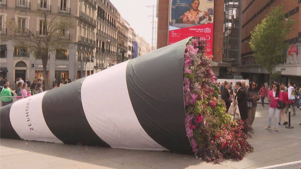 El enorme ramo de flores de Sephora en la Plaza de Callao por el Día de la Madre