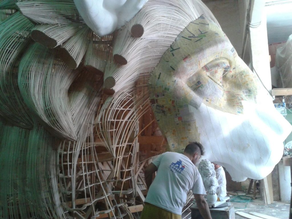 Trabajo artesanal de carpintería creativa, impulsando el trabajo y talento local con materiales reciclados.
