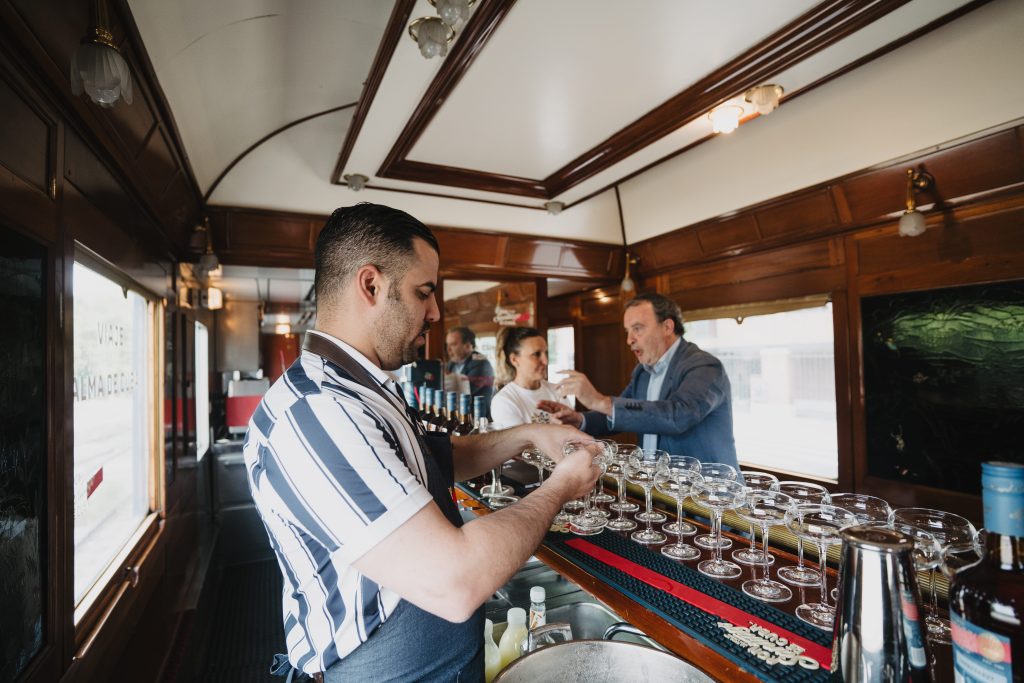 Ron Santiago de Cuba monta un evento en un tren para “viajar al alma de Cuba” sin salir de Madr