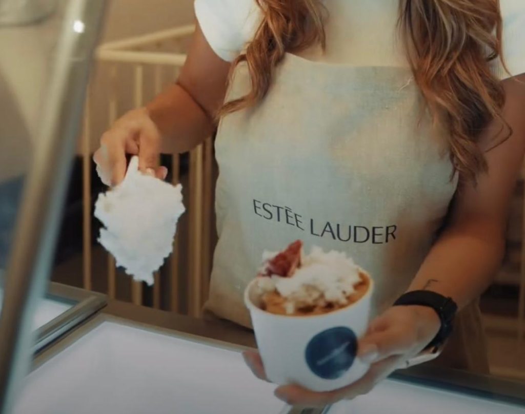 Estée Lauder organiza un tour por el barrio de Las Salesas en su evento “La noche es joven” 