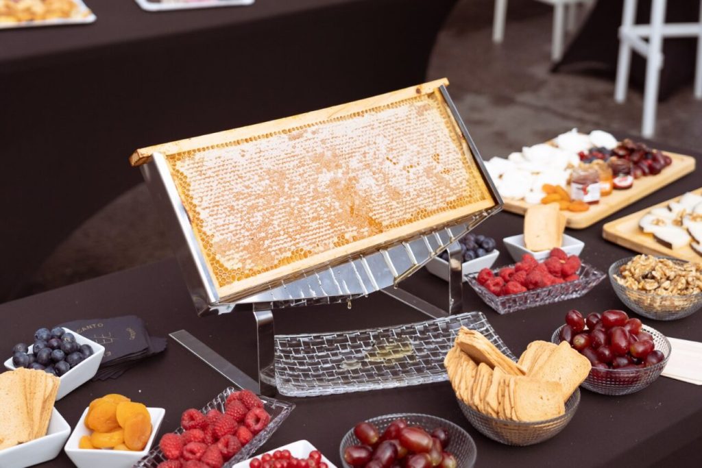 EVENTOS CON ENCANTO CATERING incorpora panales de miel crudos a su oferta