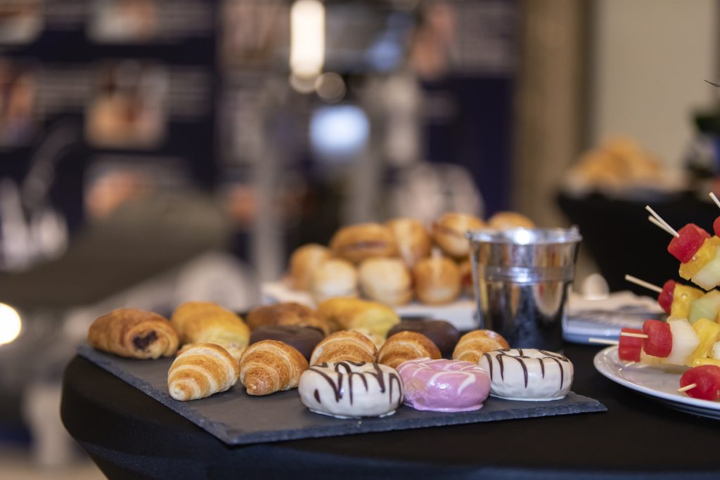 Descubre los menús DULCE Y SALADO de Eventos con Encanto y deleita a tus Empleados con un Coffee B