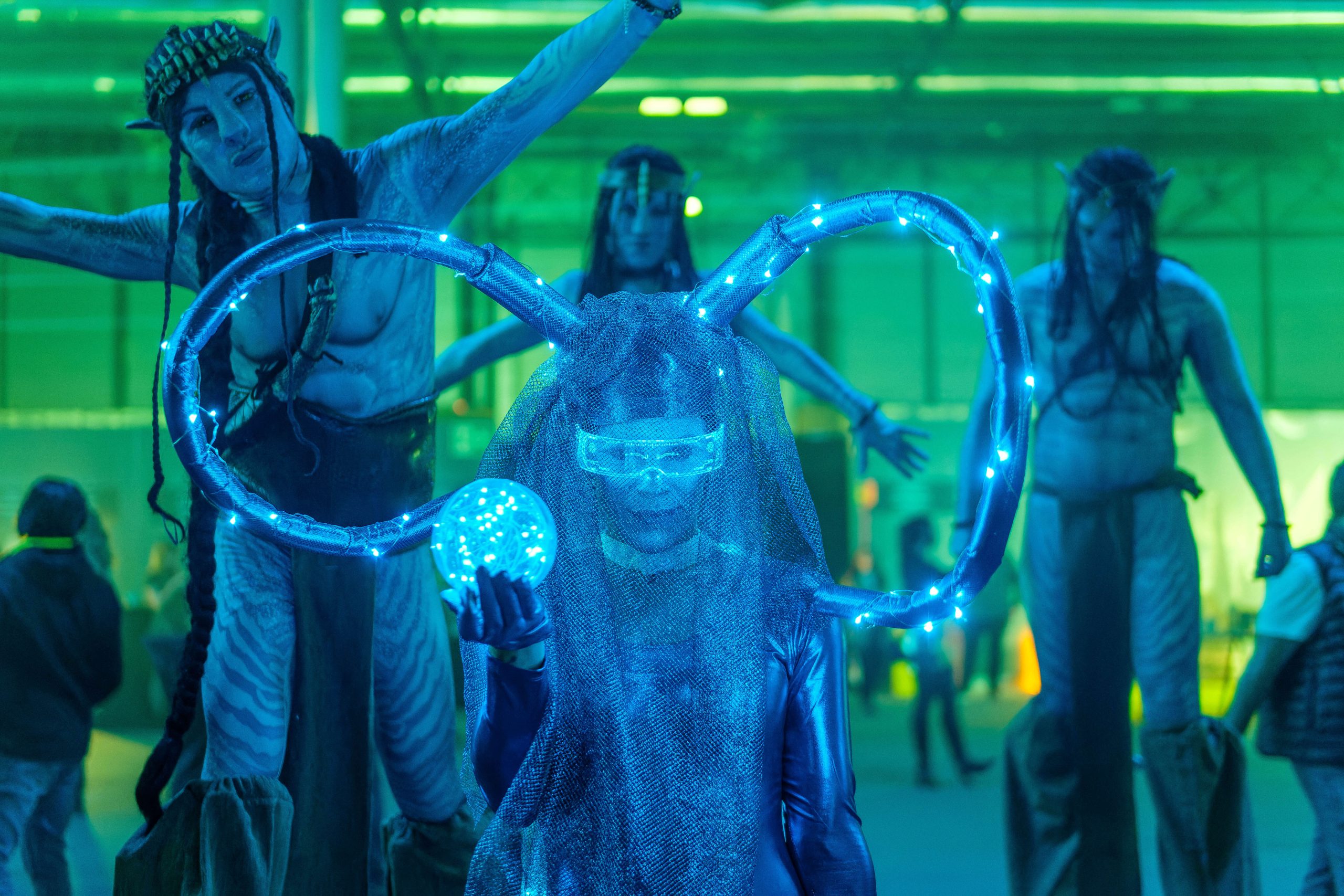 Fiesta de Navidad de EY con temática extraterrestre