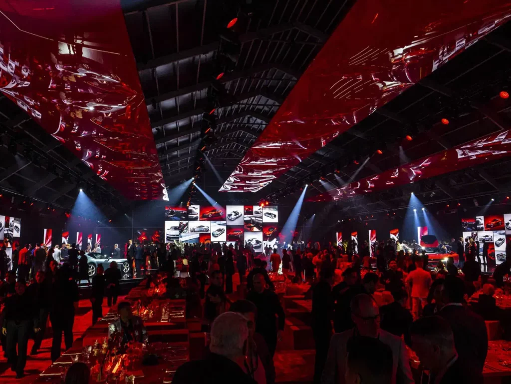 El espectacular espacio efímero creado por Ferrari sobre la arena de Miami Beach