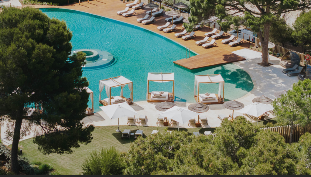 Este verano, vive la experiencia completa en nuestro Beach Club: música, gastronomía, cine y even