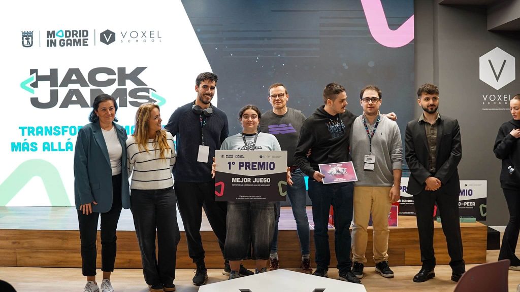La industria del videojuego no para de crecer y en ella Madrid ha encontrado un sector con mucho potencial. La capital de España busca convertirse en un hub del videojuego y la gamificación a través de “Madrid In Game”, una iniciativa del Ayuntamiento de Madrid que utiliza los eventos como pieza fundamental de su actividad. Su último evento ha sido “Madrid in Game HackJams”, una maratón de 48 horas de desarrollo de videojuegos celebrado en Voxel School. Un espacio de aprendizaje donde los asistentes pudieron desarrollar nuevas habilidades y poner a prueba sus conocimientos en un ambiente colaborativo y muy creativo. 