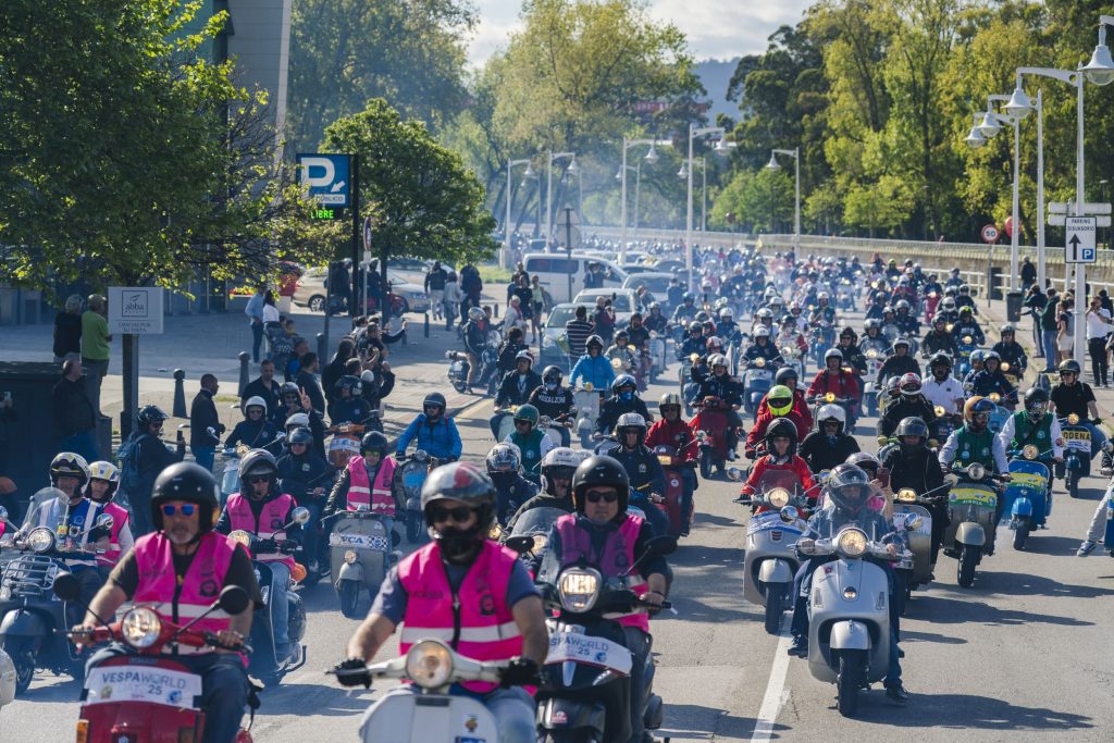 Más de 3.000 Vespa rugen en los Vespa World Days en Gijón