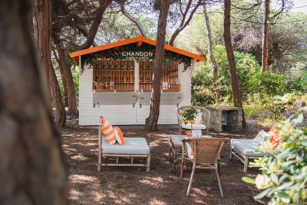 Chandon monta un jardín secreto con talleres, market y dj en la costa catalana