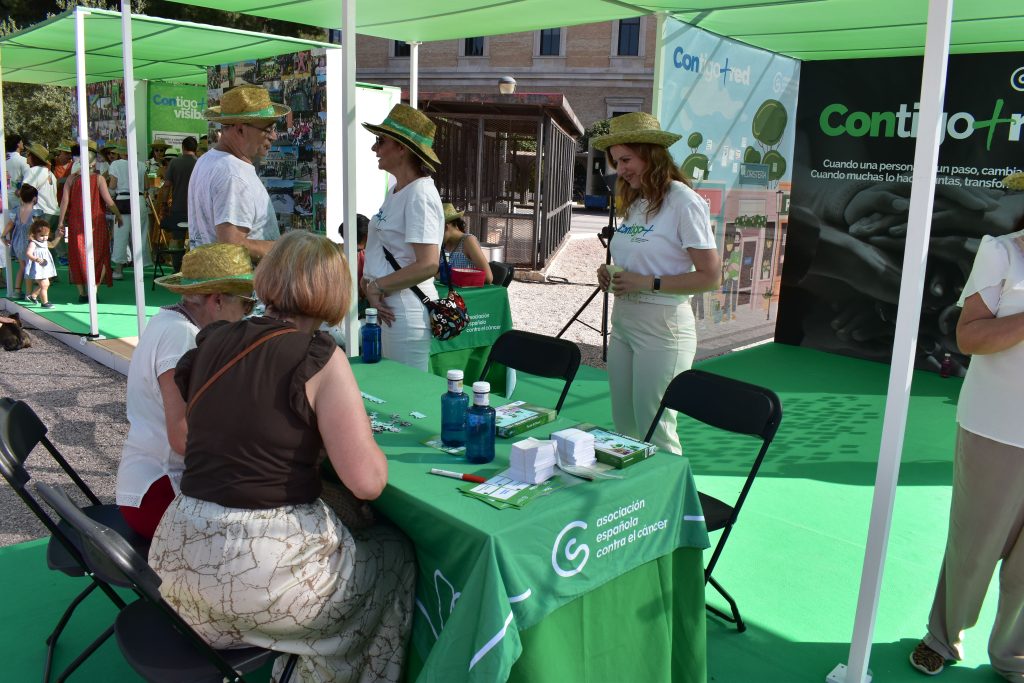 El centro de Madrid se convierte por un día en una feria de concienciación dedicada al voluntaria