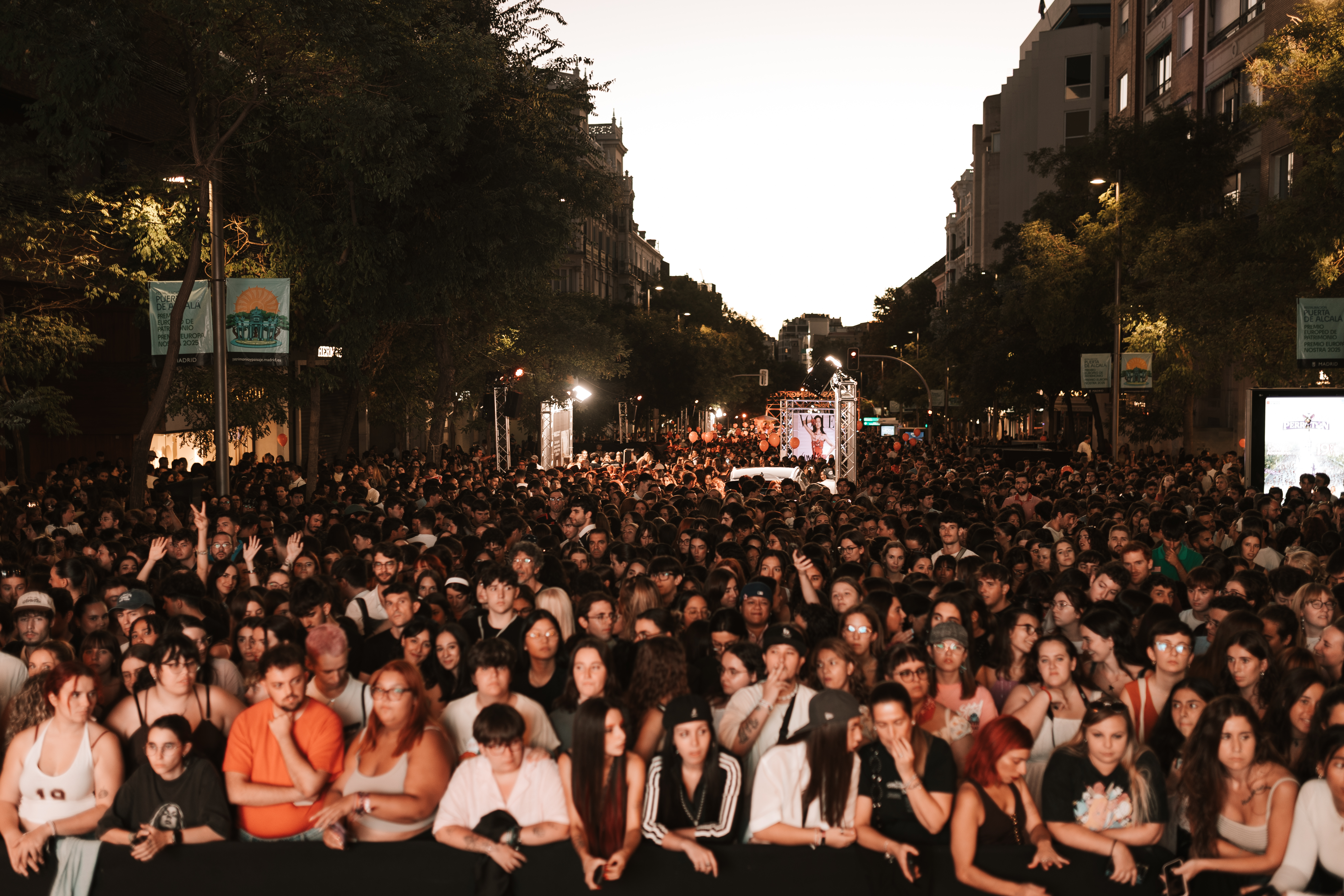 La moda sale un año más a la calle en la Vogue Fashion Night Out 2025 