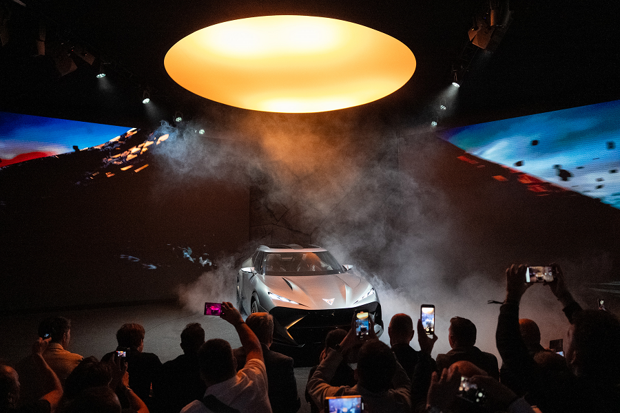 Garage Origen: instalación tipo cueva con el concept car CUPRA Tindaya