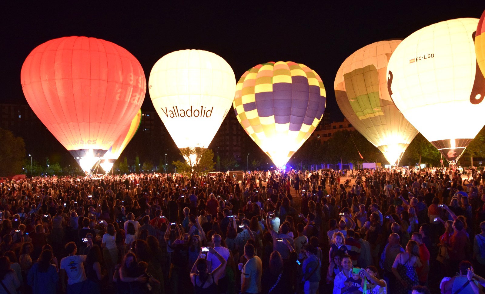 Valladolid se inunda de globos aerostáticos y drones en las Fiestas de San Lorenzo