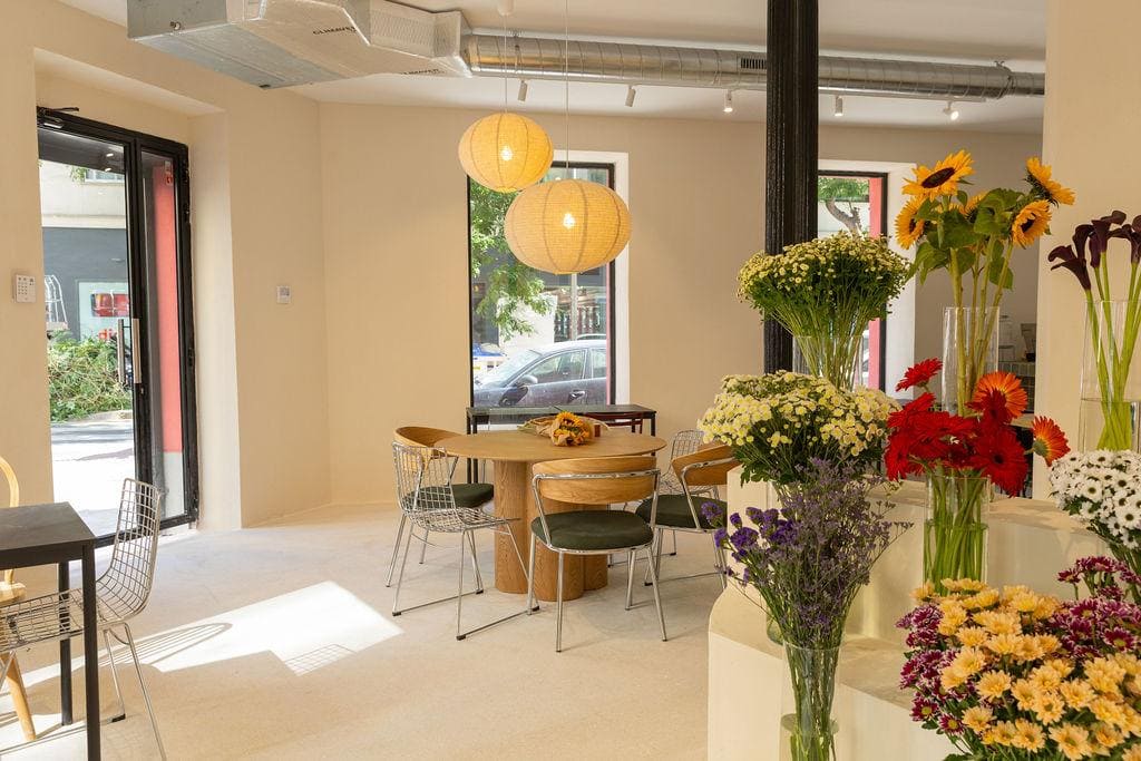 Muchacha Café, un nuevo espacio en Madrid con teambuildings de pintura en vidrio