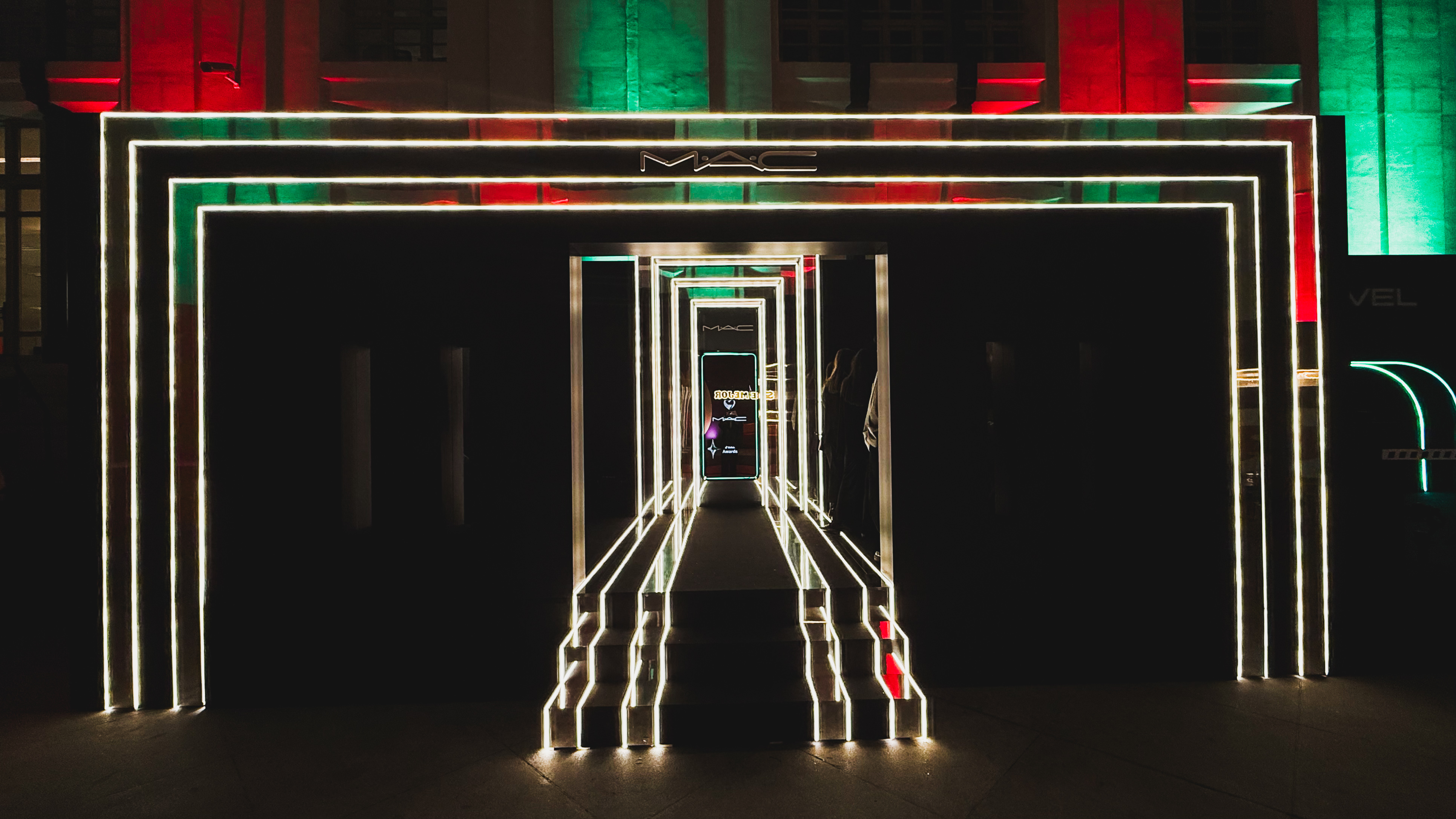 M·A·C presenta una experiencia con un Espejo Encastrado en los TikTok Awards de la mano de Funcit