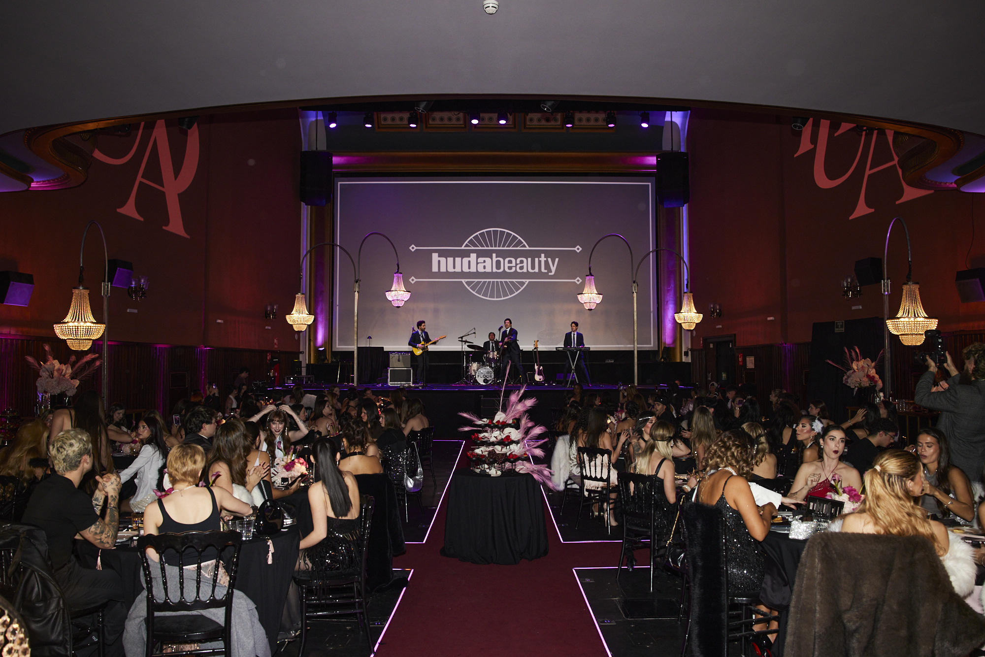 Huda Beauty utiliza los Cines Callao como máquina del tiempo para viajar a los años 20 