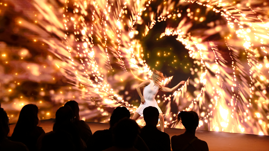GENESIS, an immersive scene between dance and technology