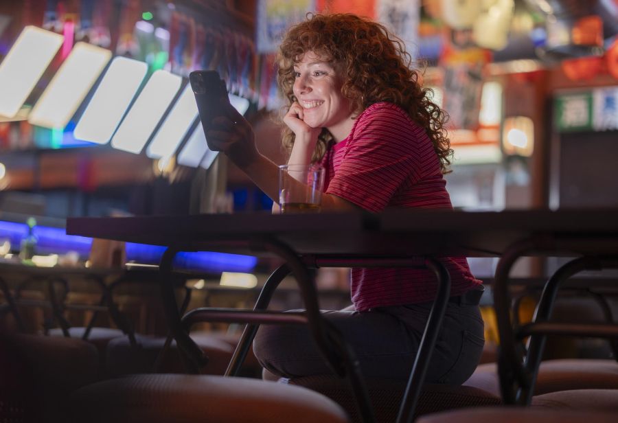 ¿Tendrías una cita en un bar con la IA?