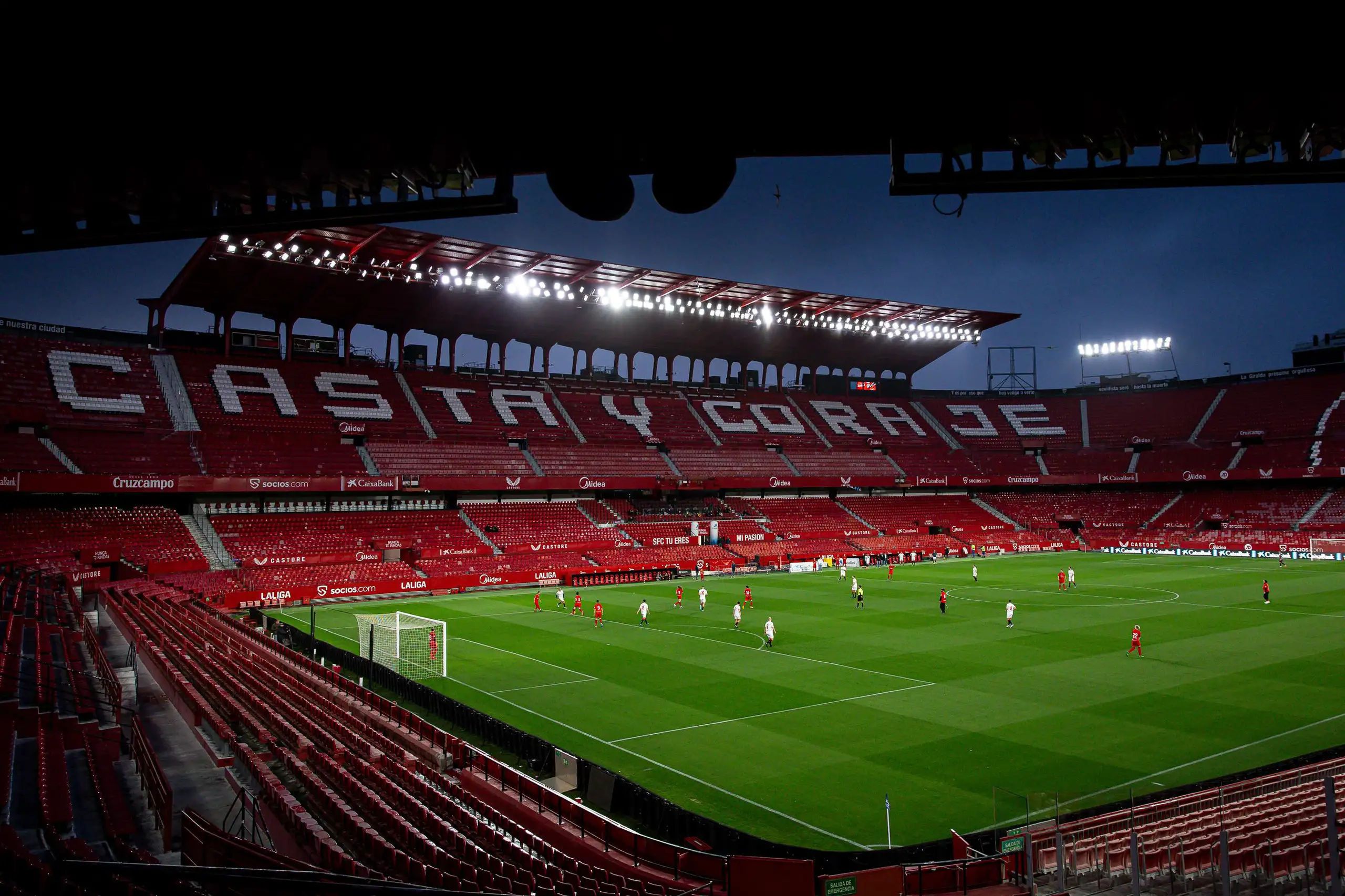 EMPLEADOS Y CLIENTES DE CAIXABANK DISFRUTARON DE UNA JORNADA INOLVIDABLE EN EL SÁNCHEZ-PIZJUÁN