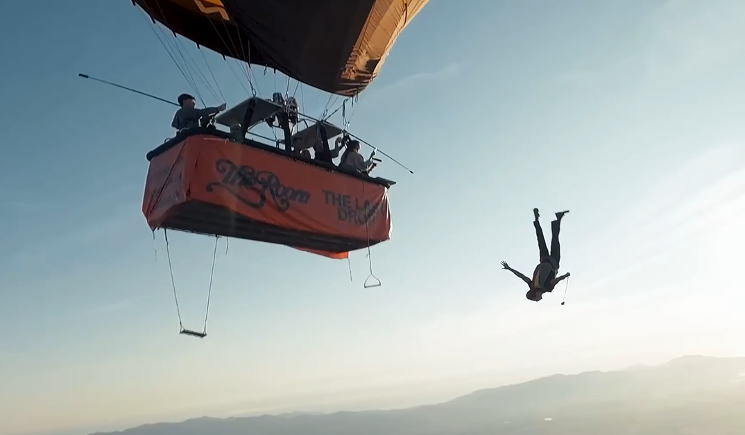 The Room presenta la primera sesión house en globo, con salto al vacío incluido