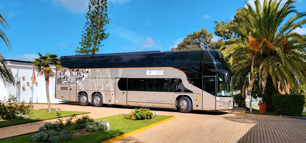 El éxito de tu evento estival: 65 años de experiencia en movilidad de grandes grupos.