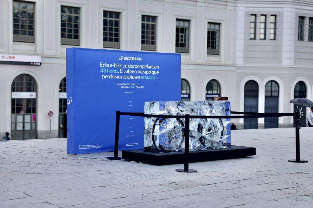 Decathlon congela una e-bike en Madrid para hablar del tiempo que perdemos en atascos 