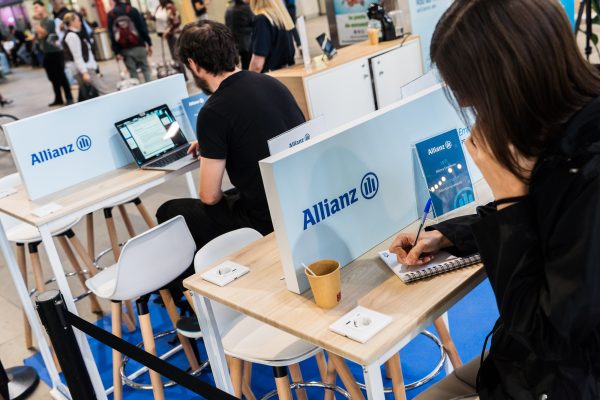 Negocios valientes, el pop up de Allianz en plena estación de tren Sevilla-Santa Justa