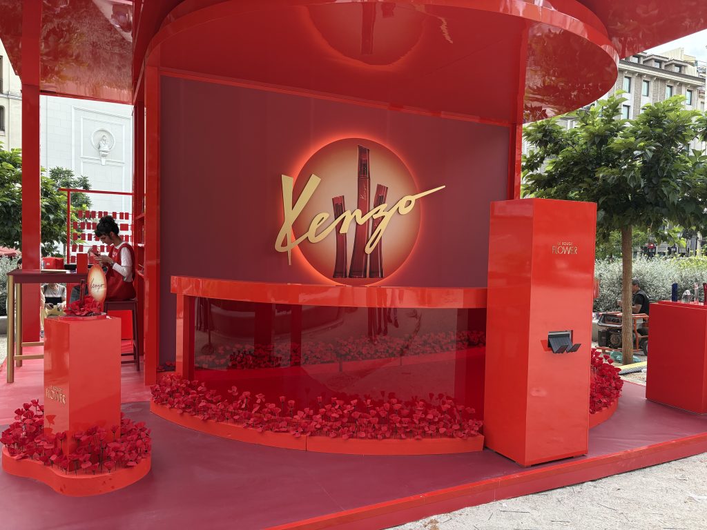 Kenzo pregunta a las madres ¿A qué huele el color rojo?