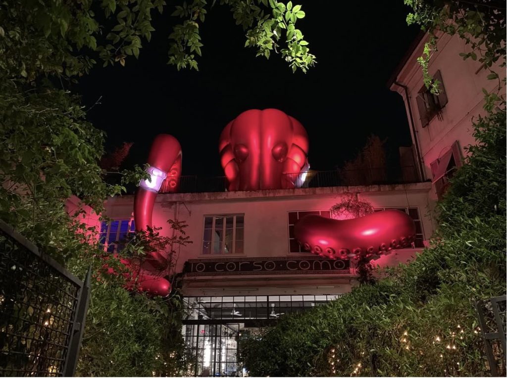 Un pulpo gigante “asalta” el pop up de Moncler en la Milan Design Week