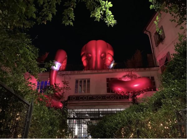 Un pulpo gigante “asalta” el pop up de Moncler en la Milan Design Week 