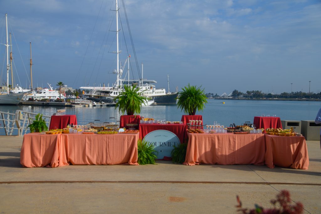 Eventos junto al mar: cuando el entorno también forma parte de la experiencia