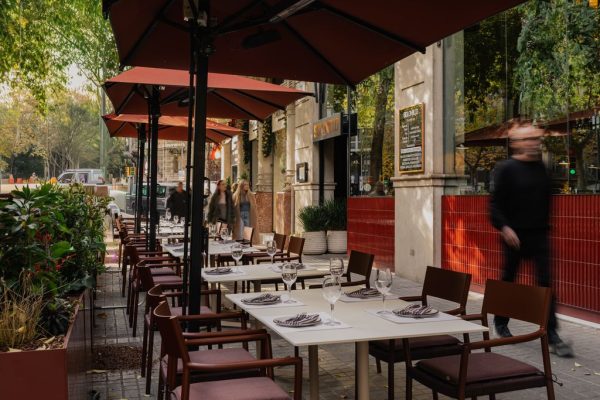 La nueva e informal terraza Barra del Solomillo del hotel Alexandra en Barcelona