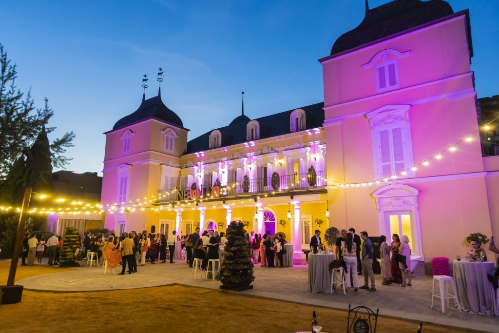 New Line organiza una «Pink Party», en el Palacete Duques de Pastrana, con componente solidario
