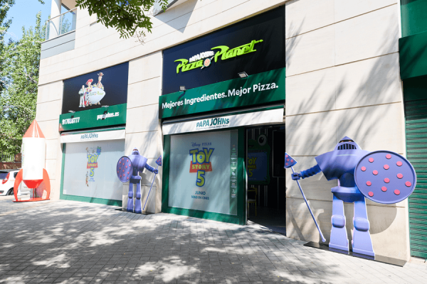 Papa Johns convierte su primer local en España en el Pizza Planet de Toy Story 