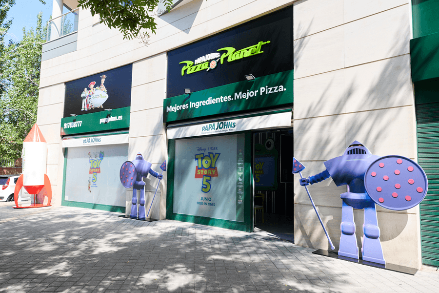 Papa Johns convierte su primer local en España en el Pizza Planet de Toy Story 