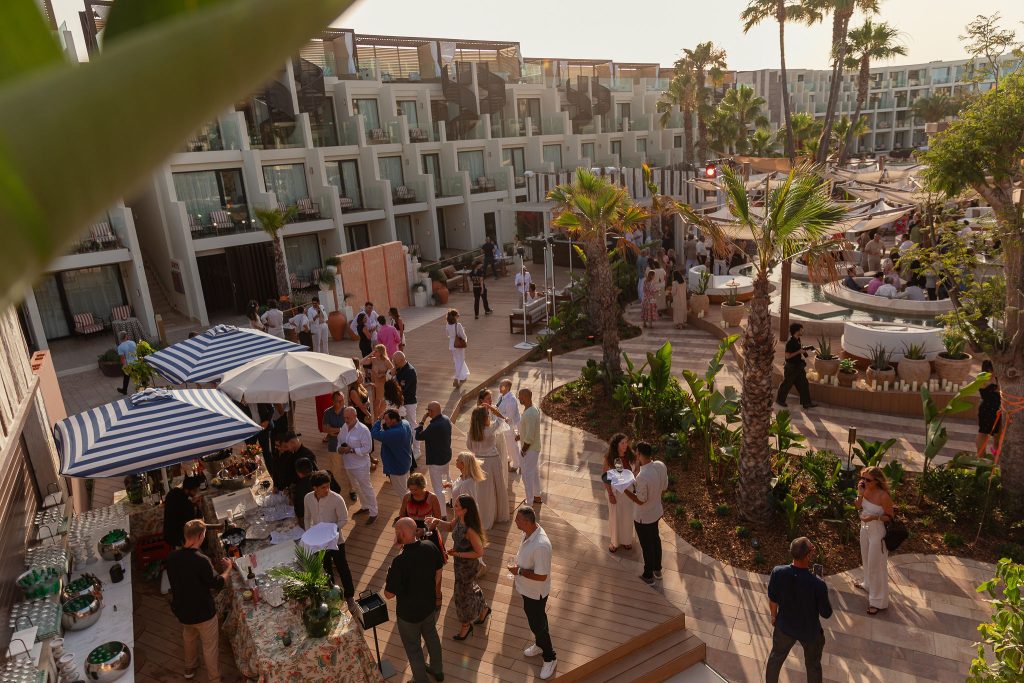 Natación sincronizada, música en directo y esculturas vivientes en el evento de inauguración de