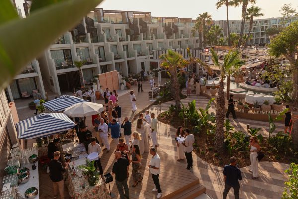 Natación sincronizada, música en directo y esculturas vivientes en el evento de inauguración de 